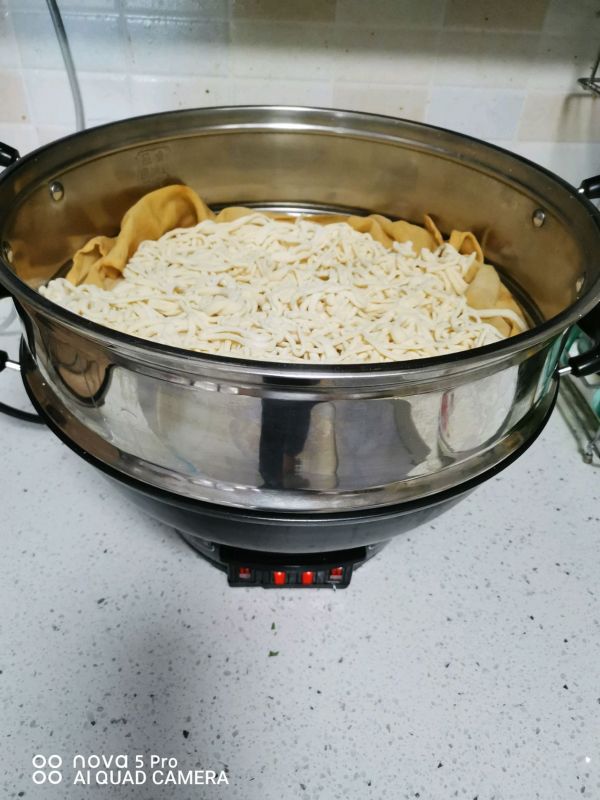 五花肉鸡腿焖面