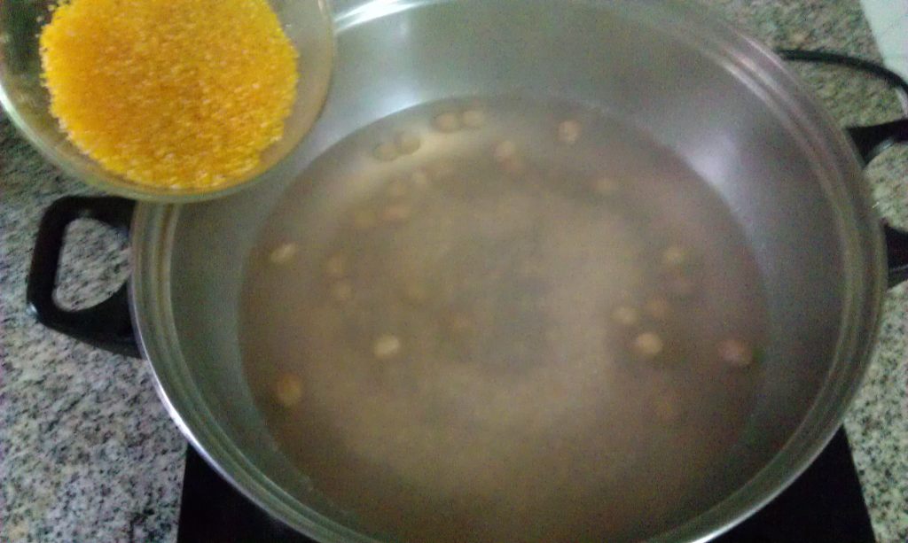 花生仁玉米粥这样做才美味!