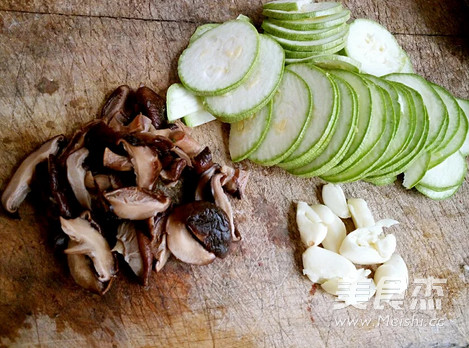 香菇炒西葫芦片