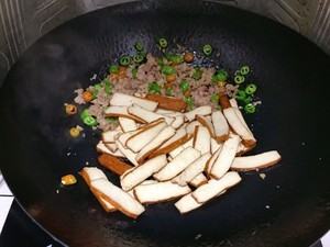 芹菜炒香干的做法