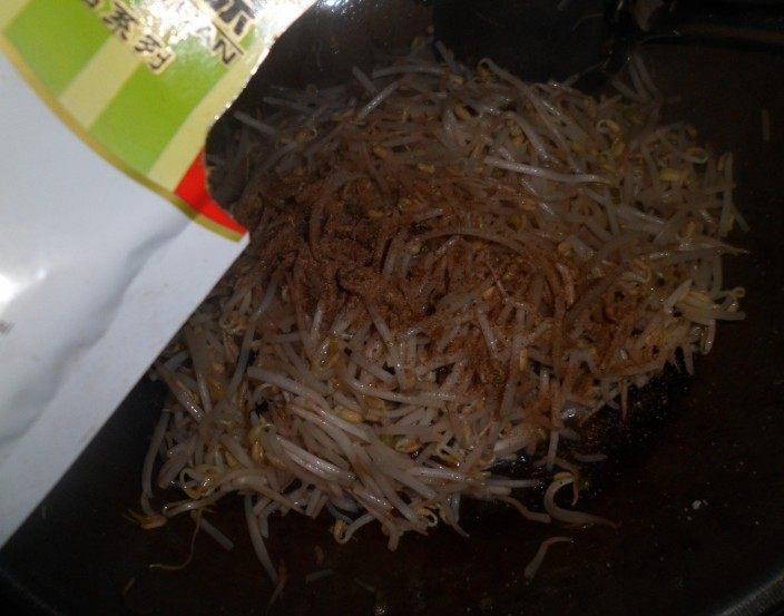 超美味的素炒绿豆芽，每一口都是满满的幸福！