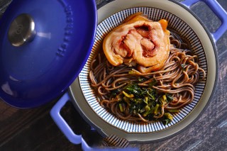 如何在家就能简单煮一碗酸菜叉烧荞麦面呢?