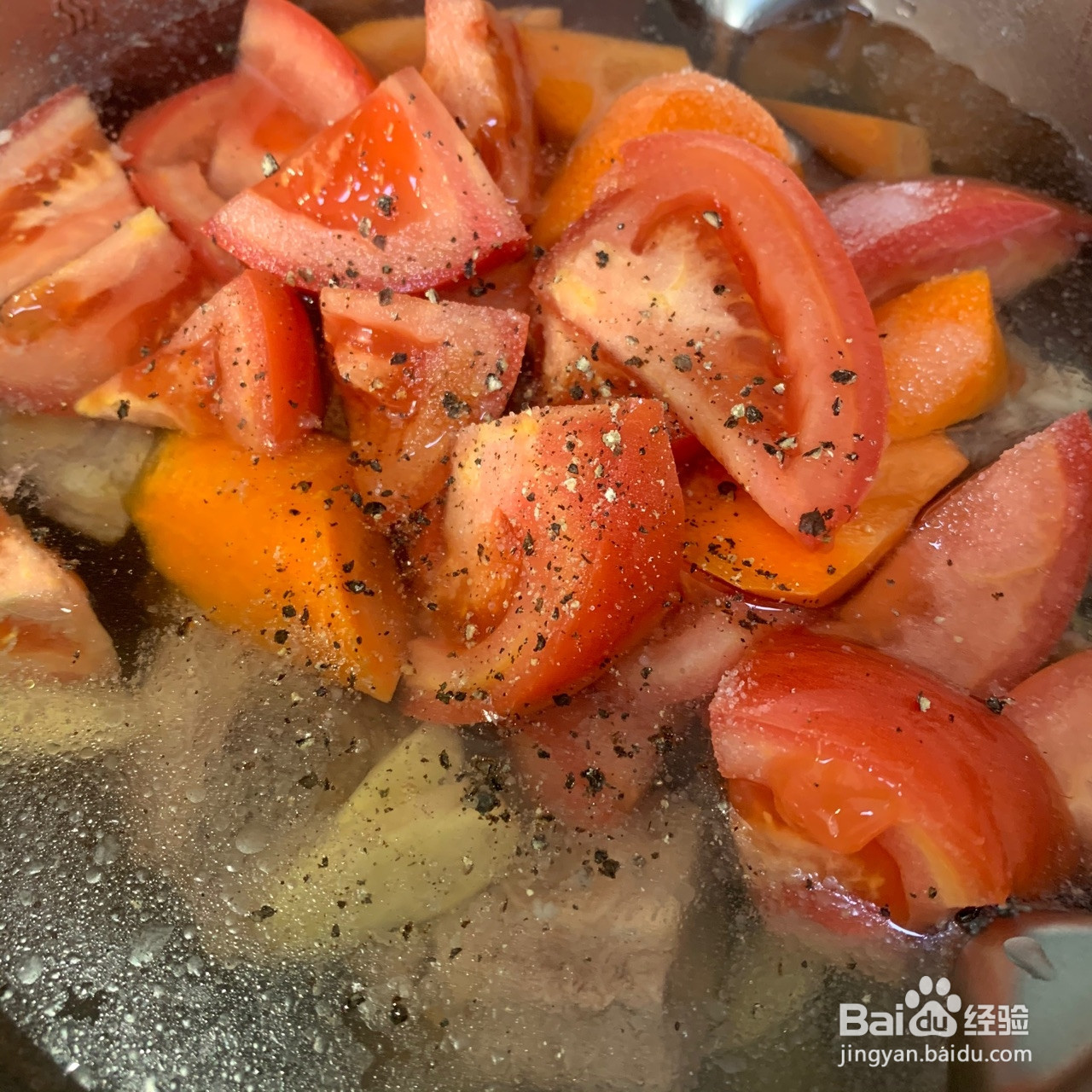 番茄胡萝卜慢炖牛脊骨汤的做法
