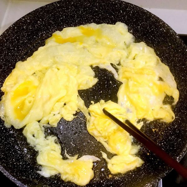 鸡蛋热炒鲜味槐花