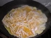 一款咸香的酸咸笋焖排骨完成。