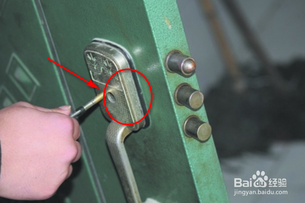 如何用钥匙锁家门呢？