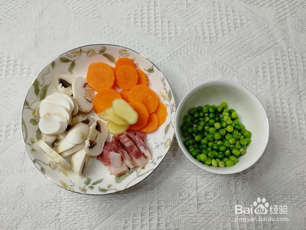 白蘑菇豌豆炒培根的做法