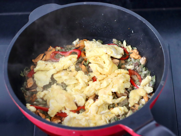 槐花鸡蛋海虹小炒