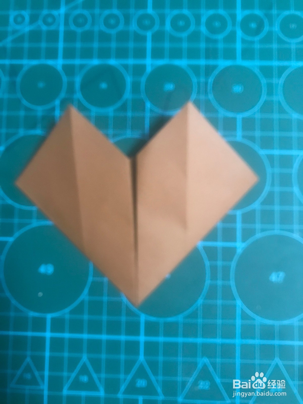 一个桃心上面带着叶子如何折?