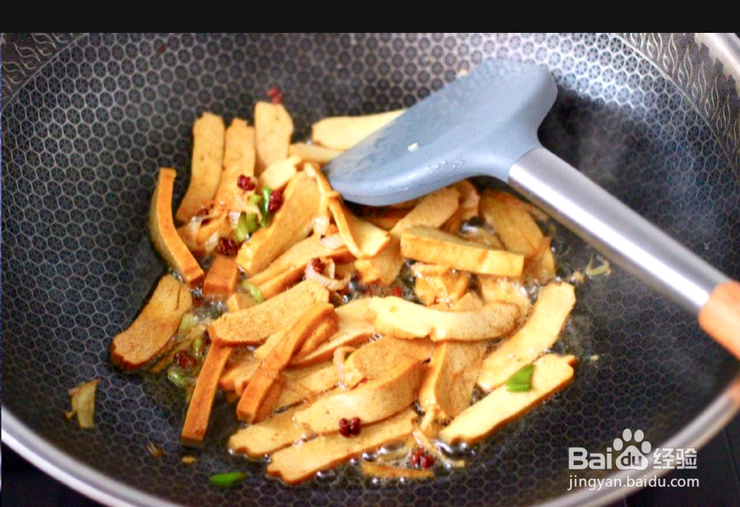 如何做出墨鱼香干芹菜小炒？