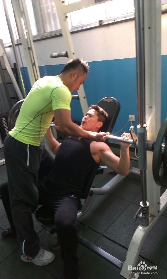 如何安排胸肌和腹肌训练