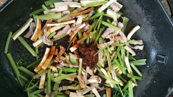 芹菜肉丝炒香干