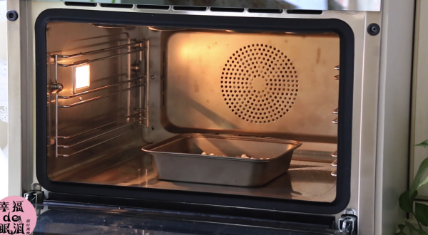 蛋黄肉松拉丝软欧包