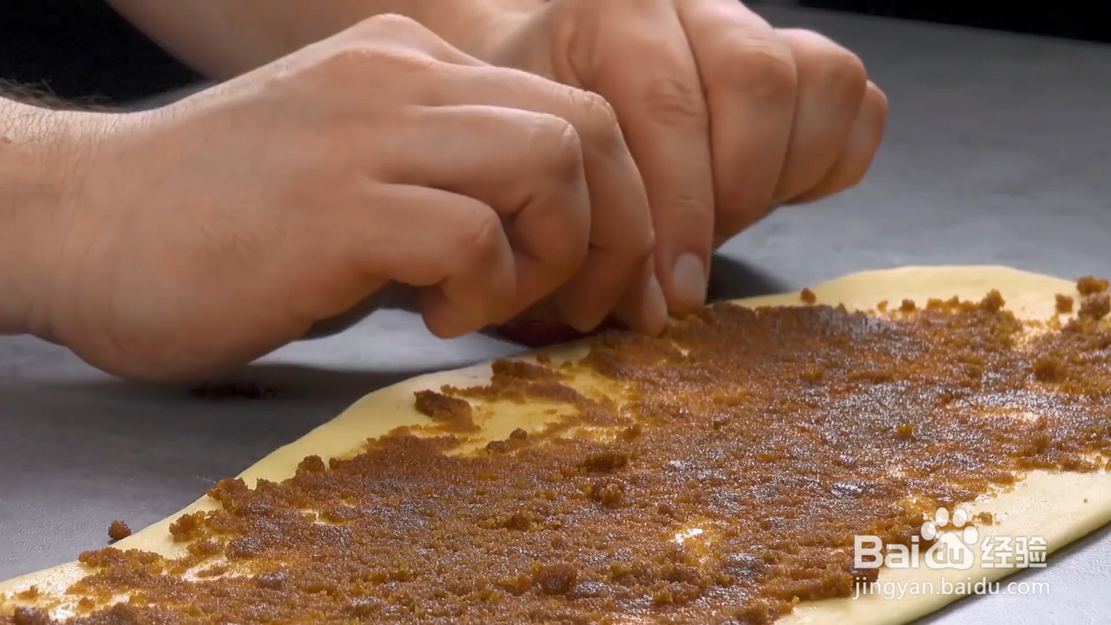 如何制作超大型奶油肉桂卷蛋糕？