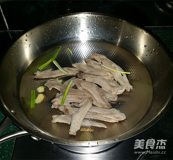 鸭翅尖山药木耳汤