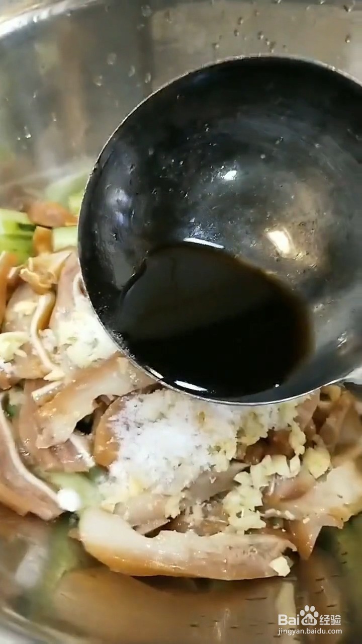 如何自制美味好吃的凉拌猪耳朵黄瓜