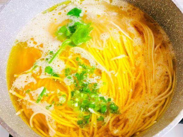 夏至来碗鸡汤小葱面