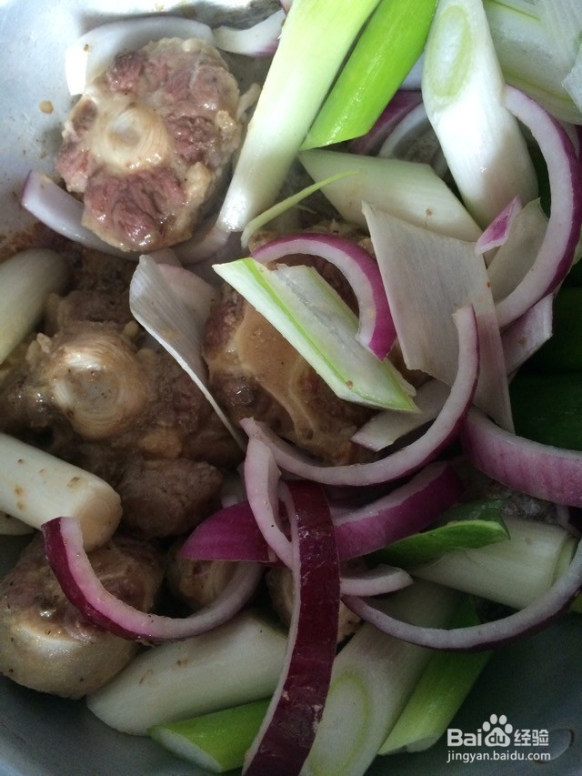 牛尾杂蔬汤的做法