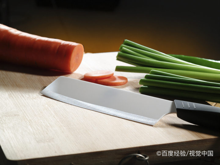 饺子粘在面板上怎么办