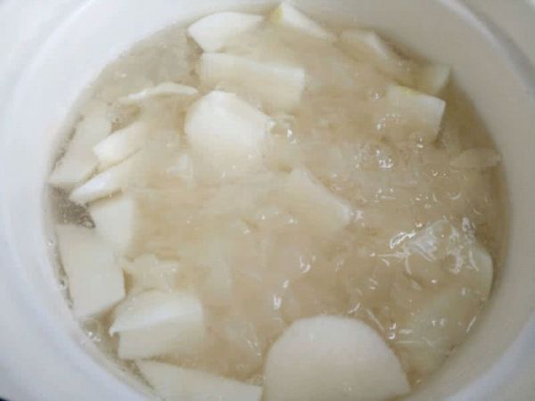 冰糖银耳雪梨羹