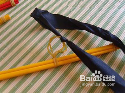 旧筷子变身小衣挂的做法
