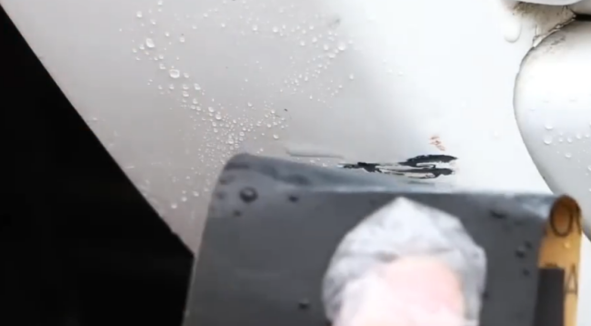 汽车划痕已见铁皮怎样处理