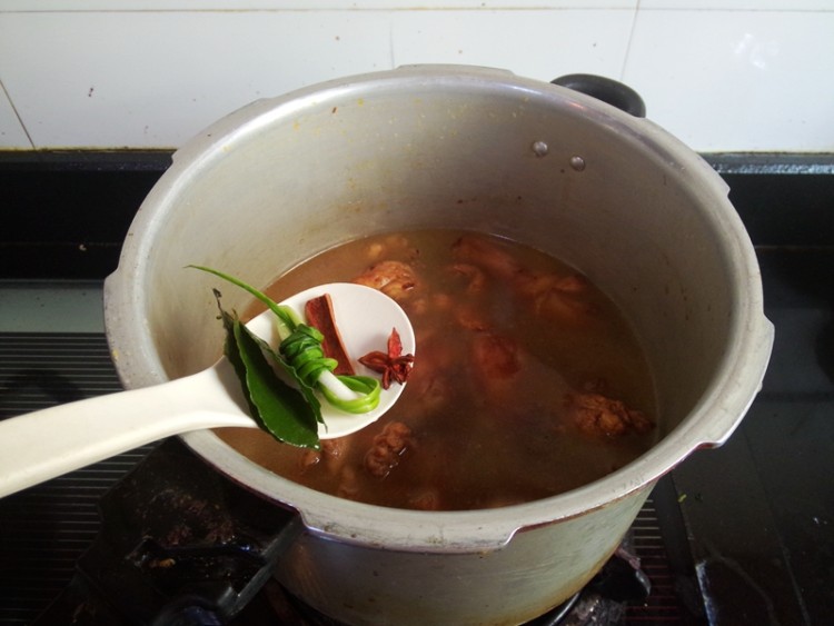 炖鸡什么时候放盐