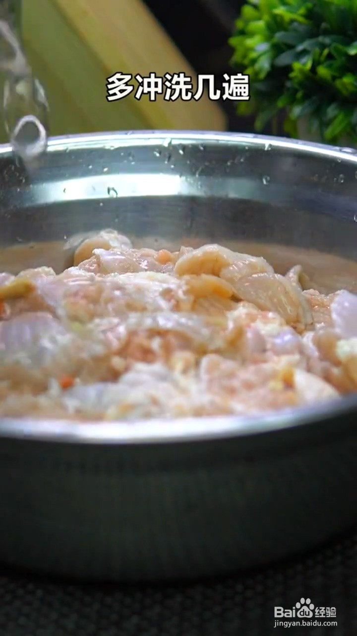 如何制作葱油焖鸡?