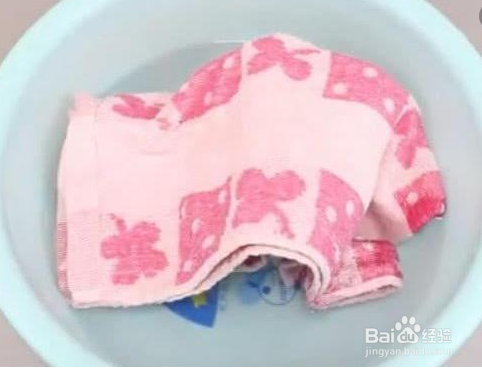 如何快速干净的清洗浸有奶渍的方巾