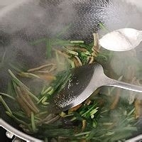 韭菜炒软兜的做法