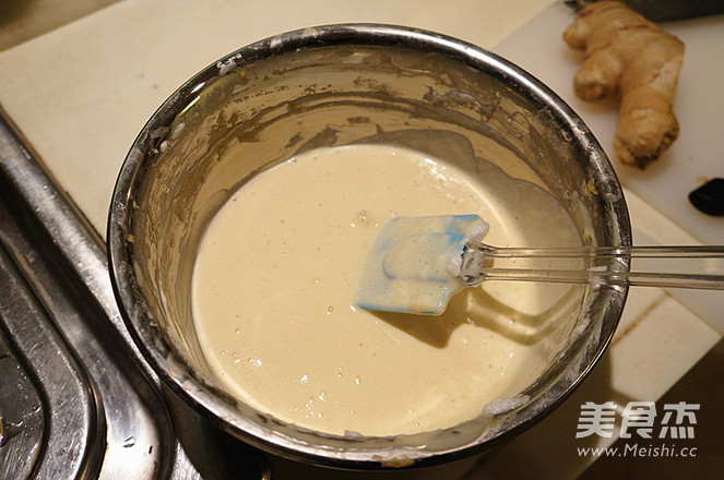 炸布里奶酪配香料樱桃