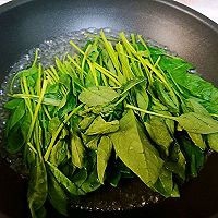 在家制作芝麻豆腐拌菠菜