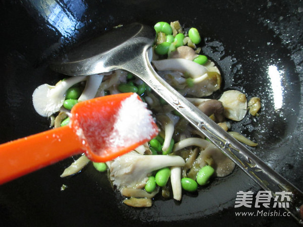 榨菜丝毛豆炒秀珍菇