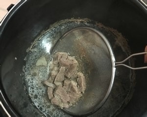 如何制作香辣的土豆咖喱胡萝卜牛腩盖饭？