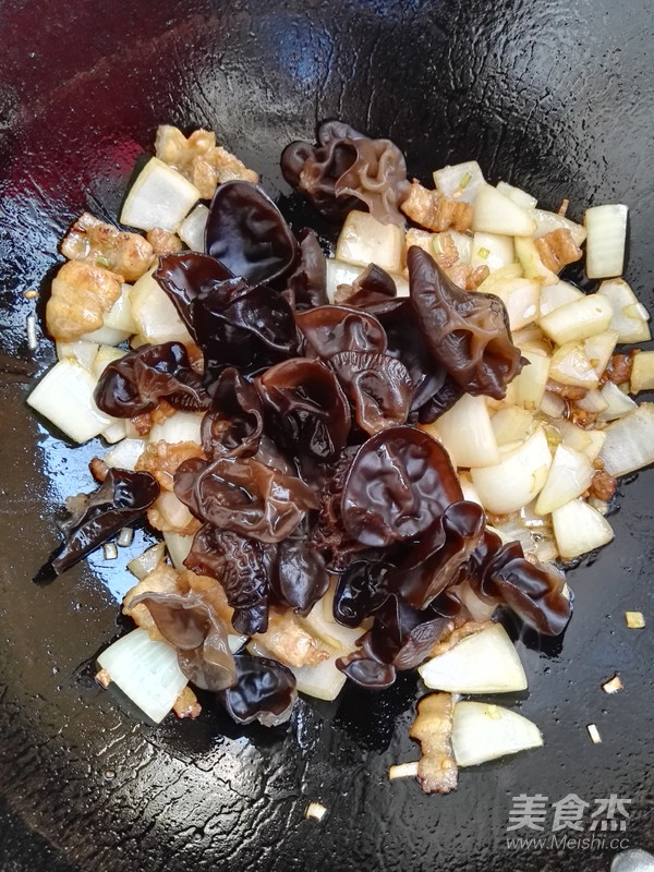 黑木耳洋葱炒五花肉