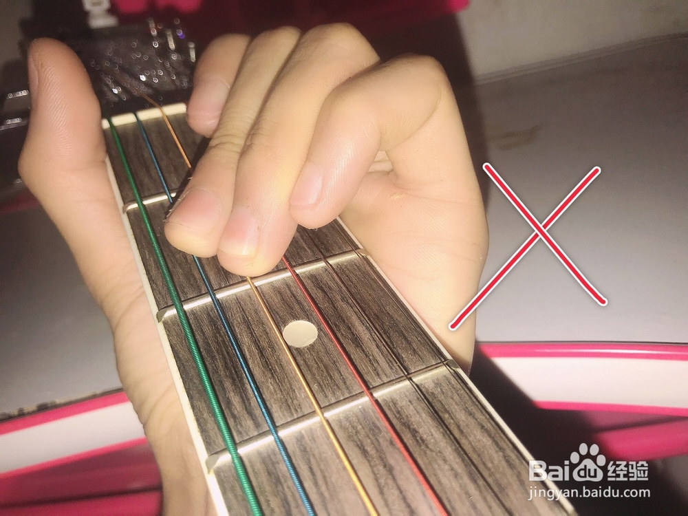 吉他按和弦老是碰到其他弦怎么办