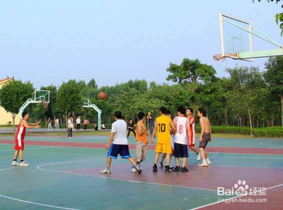 打篮球时不能做的事情