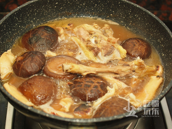 香菇墨鱼焖鸡肉