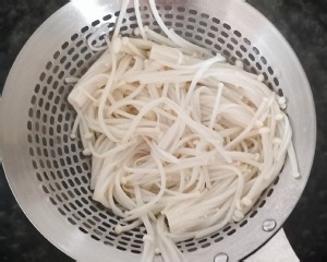 食补佳品金针菇拌菠菜的做法