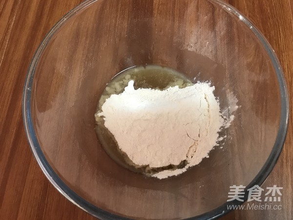 莲蓉蛋黄广式月饼