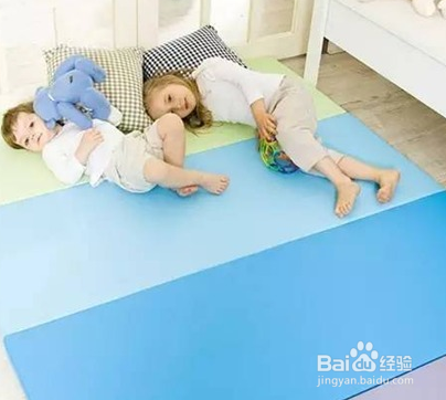 如何锻炼宝宝爬行呢？