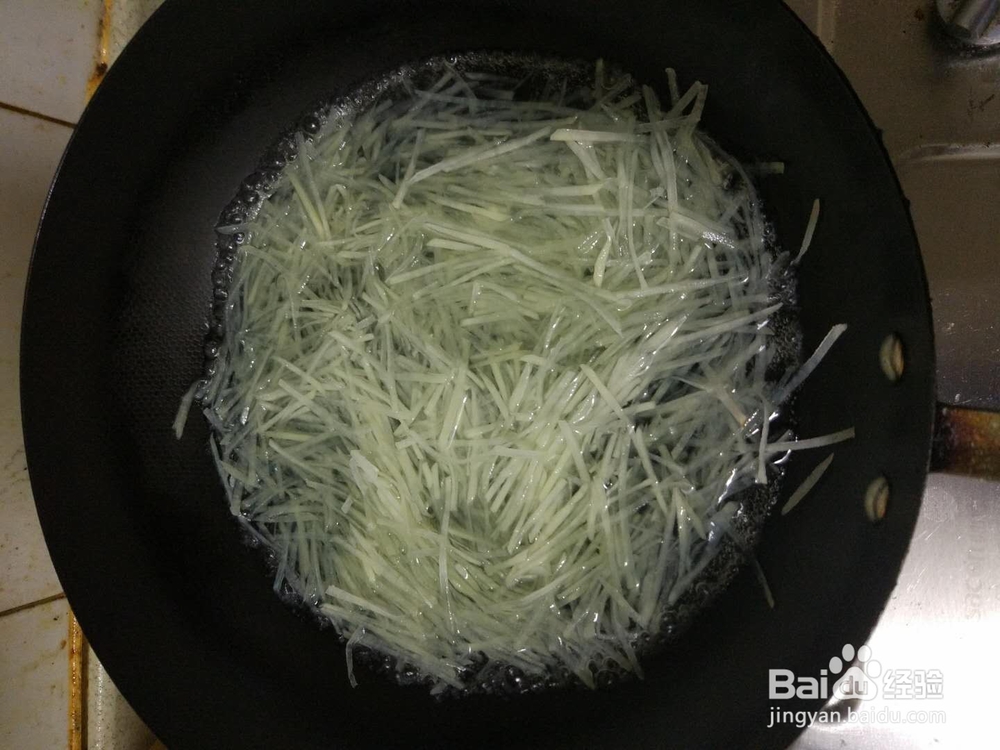 如何做凉拌土豆丝。