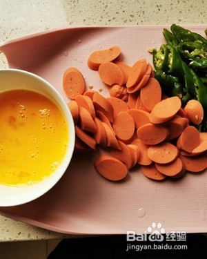 如何做火腿肠青椒炒鸡蛋？