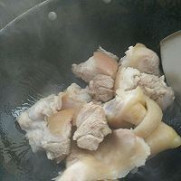 如何制作美味的红烧猪脚？