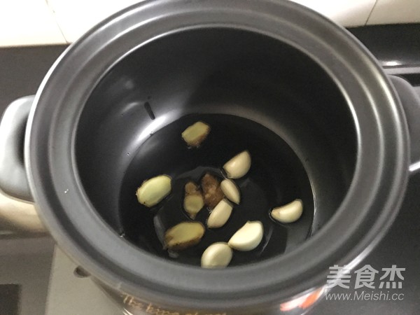 滑鸡啫啫煲的做法