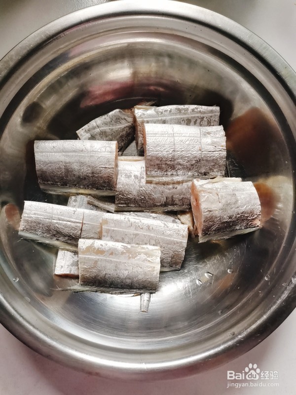 爆香的红烧带鱼