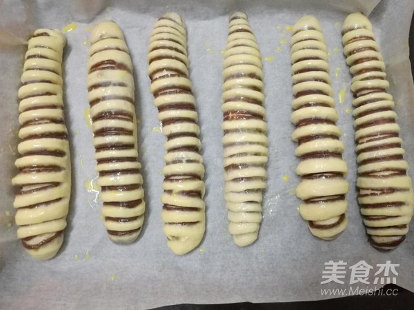 毛毛虫豆沙面包