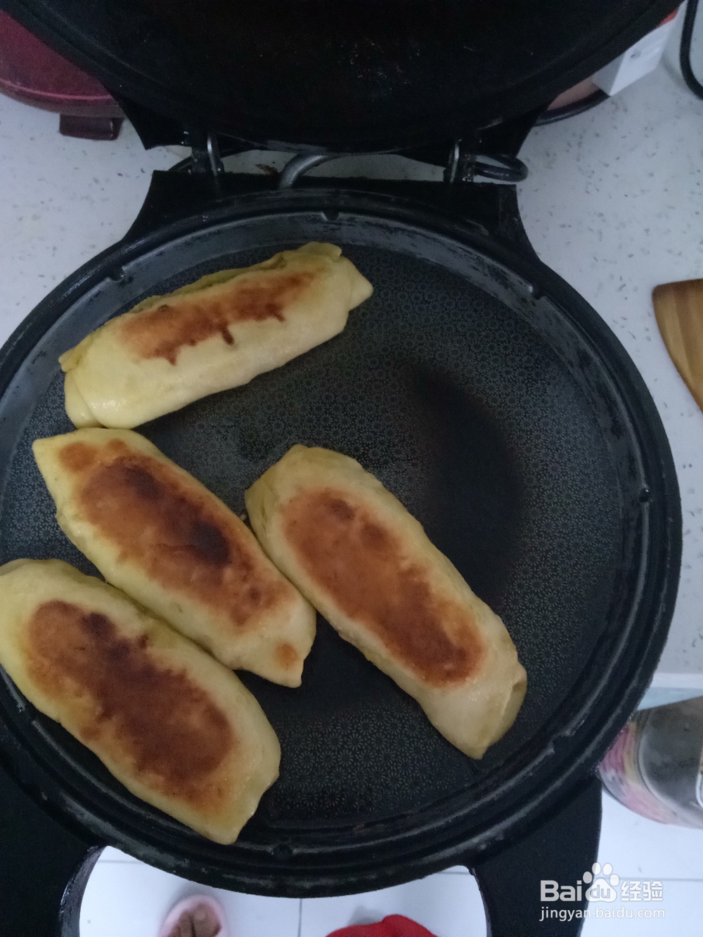 烙南瓜发面火腿肠卷