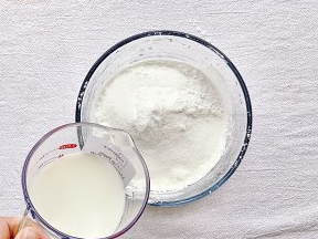 怎样做出入口即化的草莓白玉卷步骤