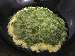 教你怎么做野韭菜野水芹炒蛋